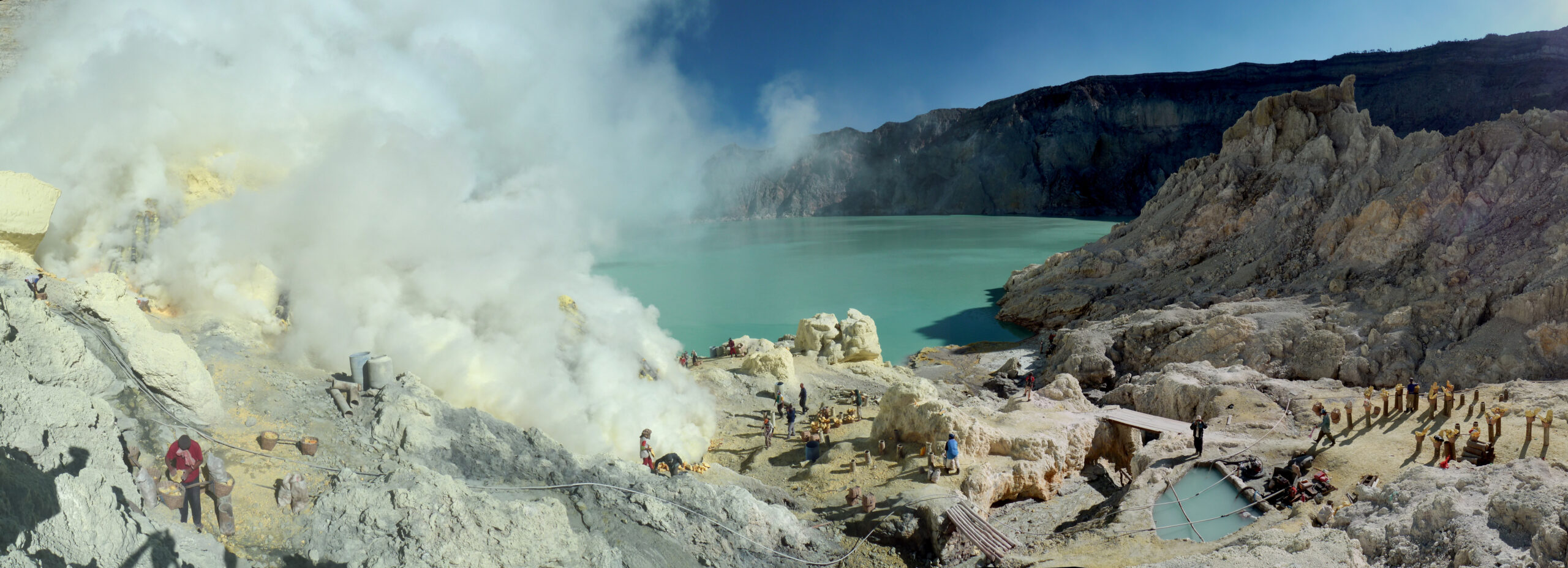 https://upload.wikimedia.org/wikipedia/commons/1/16/Sulfur_mining_in_Kawah_Ijen_-_Indonesia_-_20110608.jpg